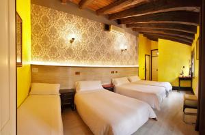 Łóżko lub łóżka w pokoju w obiekcie Apartamentos El Tiempo Madrid