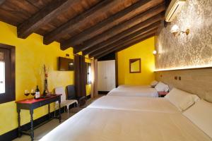 Łóżko lub łóżka w pokoju w obiekcie Apartamentos El Tiempo Madrid