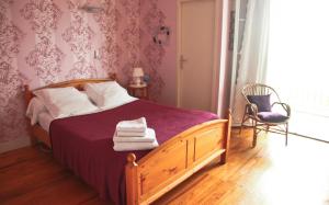 ein Schlafzimmer mit einem Bett mit Handtüchern darauf in der Unterkunft La chambre d'hotes du Parc in Podensac