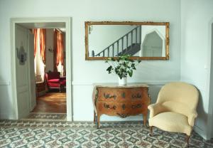 a room with a mirror and a table and a chair at La chambre d'hotes du Parc in Podensac