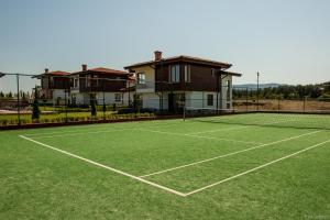 Tennis and/or squash facilities at Villas in Complex Trakiyskiy Bryag or nearby