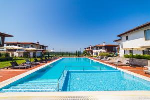 The swimming pool at or close to Villas in Complex Trakiyskiy Bryag