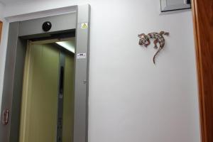 una puerta del ascensor con un esqueleto en la pared en Cactus Home Penthouse en La Garita