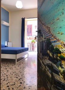 Un dormitorio con una cama y un cuadro en la pared. en Arco di Trionfo Palermo Bed & Breakfast, en Palermo