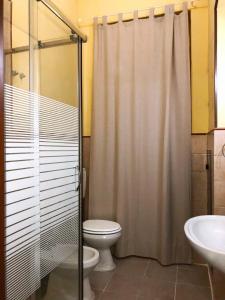 Un baño con ducha, inodoro y lavabo. en Arco di Trionfo Palermo Bed & Breakfast, en Palermo