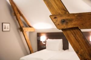 Tempat tidur dalam kamar di Hotel de Koppelpaarden