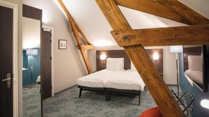 Postel nebo postele na pokoji v ubytování Hotel de Koppelpaarden