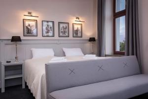 1 dormitorio con 1 cama blanca con ventana y 1 cama sidx sidx sidx en Hotel Retro B.A. Zientarski en Zielona Góra