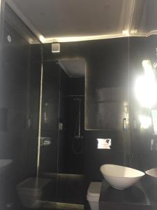 een badkamer met een douche, een toilet en een wastafel bij Design Maisonette - Rooftop Terrace in Lissabon