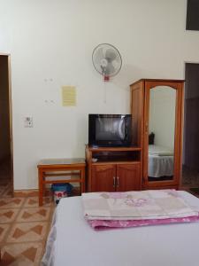 Un pat sau paturi într-o cameră la Nhà nghỉ Minh Hạnh