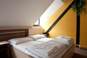 Postel nebo postele na pokoji v ubytování Hotel Mlyn - Jihlava