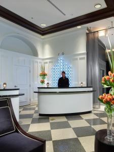 The lobby or reception area at Warwick Allerton Chicago