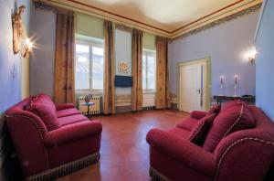 ein Wohnzimmer mit 2 Stühlen und einem Sofa in der Unterkunft L'Anfiteatro Nascosto in Florenz