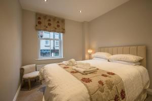 A bed or beds in a room at Waterfront Apartments 