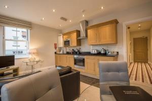 A kitchen or kitchenette at Waterfront Apartments 