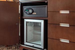 a microwave and an oven in a room at Omni Severin Hotel in Indianapolis