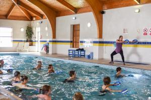 eine Gruppe von Kindern, die in einem Pool schwimmen in der Unterkunft Eastwood Hall in Eastwood