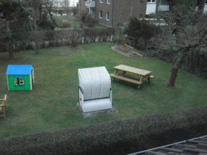 a backyard with a picnic table and a bench at Ferienwohnung Maren Graf in Neustadt in Holstein