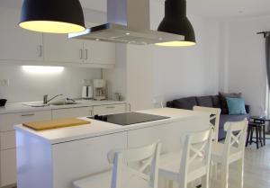 Kuchyň nebo kuchyňský kout v ubytování Helios Studios & Apartments