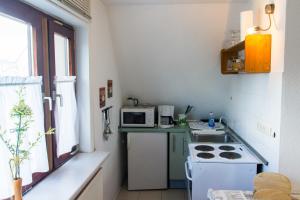 Il comprend une petite cuisine équipée d'une cuisinière et d'un four micro-ondes. dans l'établissement Ferienwohnung Lampe, à Neustadt in Holstein