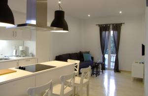 Kuchyň nebo kuchyňský kout v ubytování Helios Studios & Apartments