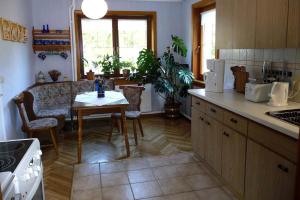 eine Küche mit einem Tisch und einem Esszimmer in der Unterkunft Hammerfinken-Nest in Wurzbach