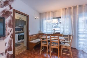 a kitchen and dining room with a table and chairs at Condominio Val Biois 7 in Falcade