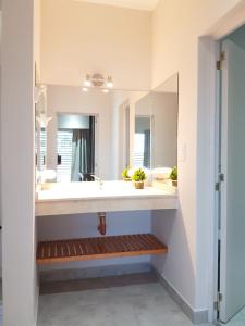 a bathroom with a sink and a large mirror at Paraíso Río in Concordia