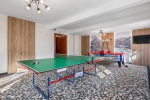 Stolní tenis v ubytování Ośrodek Wypoczynkowy Borowy nebo okolí