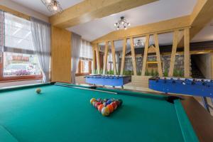 a billiard room with a pool table at Ośrodek Wypoczynkowy Borowy in Biały Dunajec