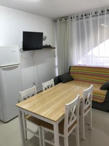- une table et des chaises dans une pièce avec cuisine dans l'établissement Vacation Apartment, à Eilat