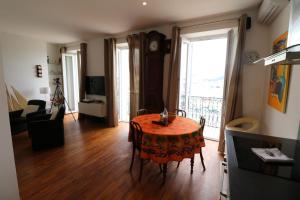 uma sala de estar com uma mesa vermelha com cadeiras e uma janela em Luxury 1 bedroom Quai St Pierre 2 mins from the Palais & Croisette 269 em Cannes
