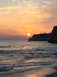 einen Sonnenuntergang am Strand mit Sonnenuntergang in der Unterkunft T3 Holiday Cottage near the beach | B111 in Porches