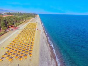 widok na plażę z parasolami i ocean w obiekcie Futura Club Itaca Nausicaa w mieście Rossano
