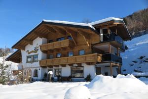 ザンクト・ヨーハン・イム・ポンガウにあるHaus Enzianの雪の建物