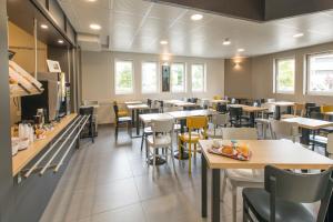 A restaurant or other place to eat at B&B HOTEL Lorient Caudan