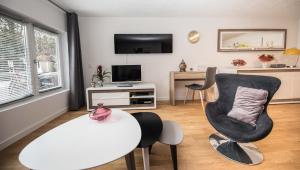 een woonkamer met een stoel en een tafel bij Point Cardinal in Genève