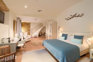 Un pat sau paturi într-o cameră la Hotel Convent de Begur