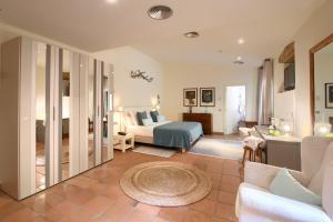 Un pat sau paturi într-o cameră la Hotel Convent de Begur