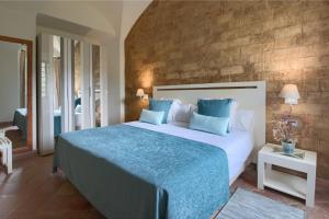 Un pat sau paturi într-o cameră la Hotel Convent de Begur