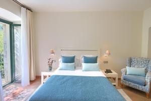 Un pat sau paturi într-o cameră la Hotel Convent de Begur