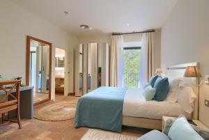 Un pat sau paturi într-o cameră la Hotel Convent de Begur