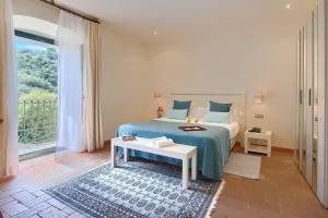 Un pat sau paturi într-o cameră la Hotel Convent de Begur