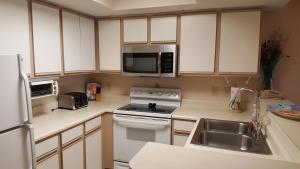 A kitchen or kitchenette at JeffsCondos - 3 Bedroom - Breakers Resort