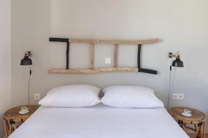 Postel nebo postele na pokoji v ubytování Syra Suites