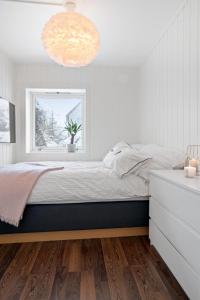 een slaapkamer met een groot bed en een raam bij Modern apartment Tromsø in Tromsø