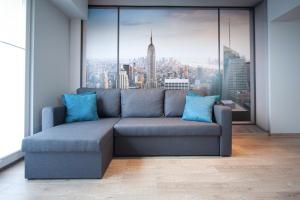 Posedenie v ubytovaní ORION Downtown Apartment by PinPoint + 32 fotografií