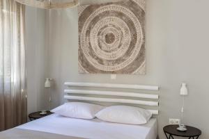 Postel nebo postele na pokoji v ubytování Syra Suites