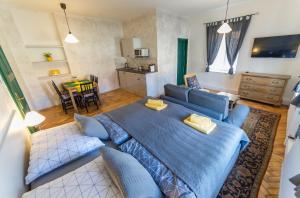 Posteľ alebo postele v izbe v ubytovaní Babylon Apartmány