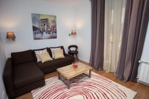 een woonkamer met een bank en een salontafel bij Sol Gran Vía in Madrid
